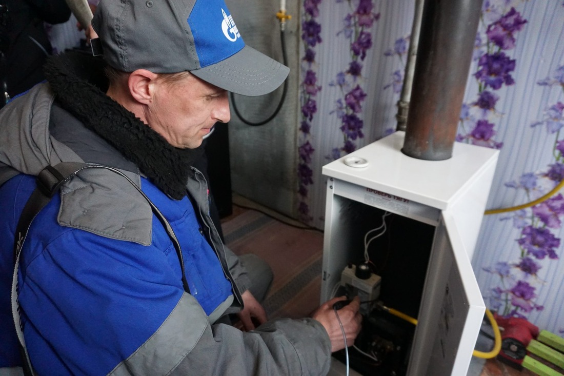 Сотрудник «Газпром газораспределение Нижний Новгород» проверяет оборудование перед подачей газа