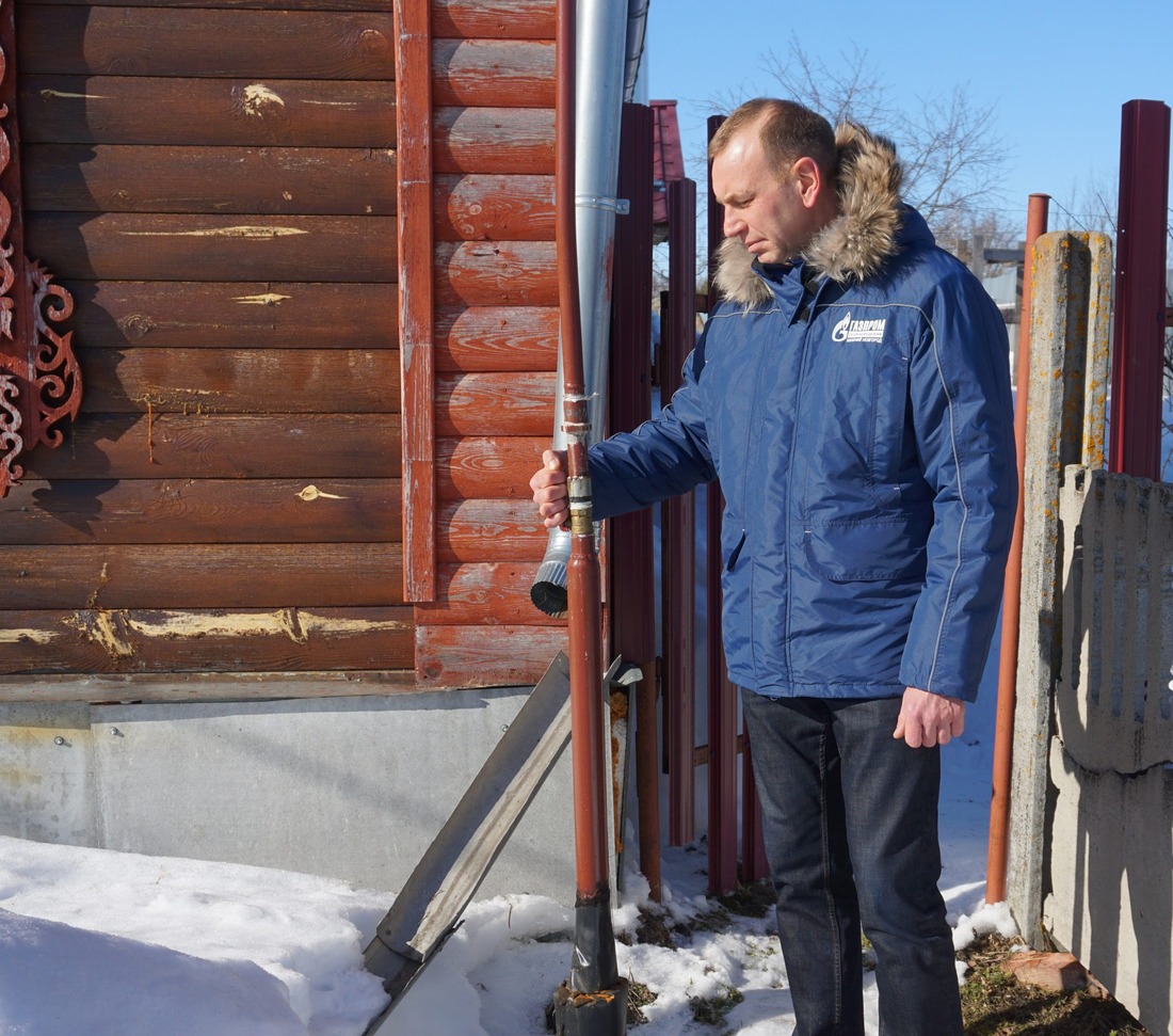 Андрей Каширин подключает дом абонента к природному газу