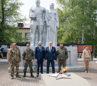 Участники торжественного мероприятия у Вечного огня в селе Сергиевск, Самарская область