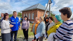 Жители села общаются с главой Заводоуковского ГО С.А. Касеновой и директором Южного треста АО «Газпром газораспределение Север» А.А. Скоковым