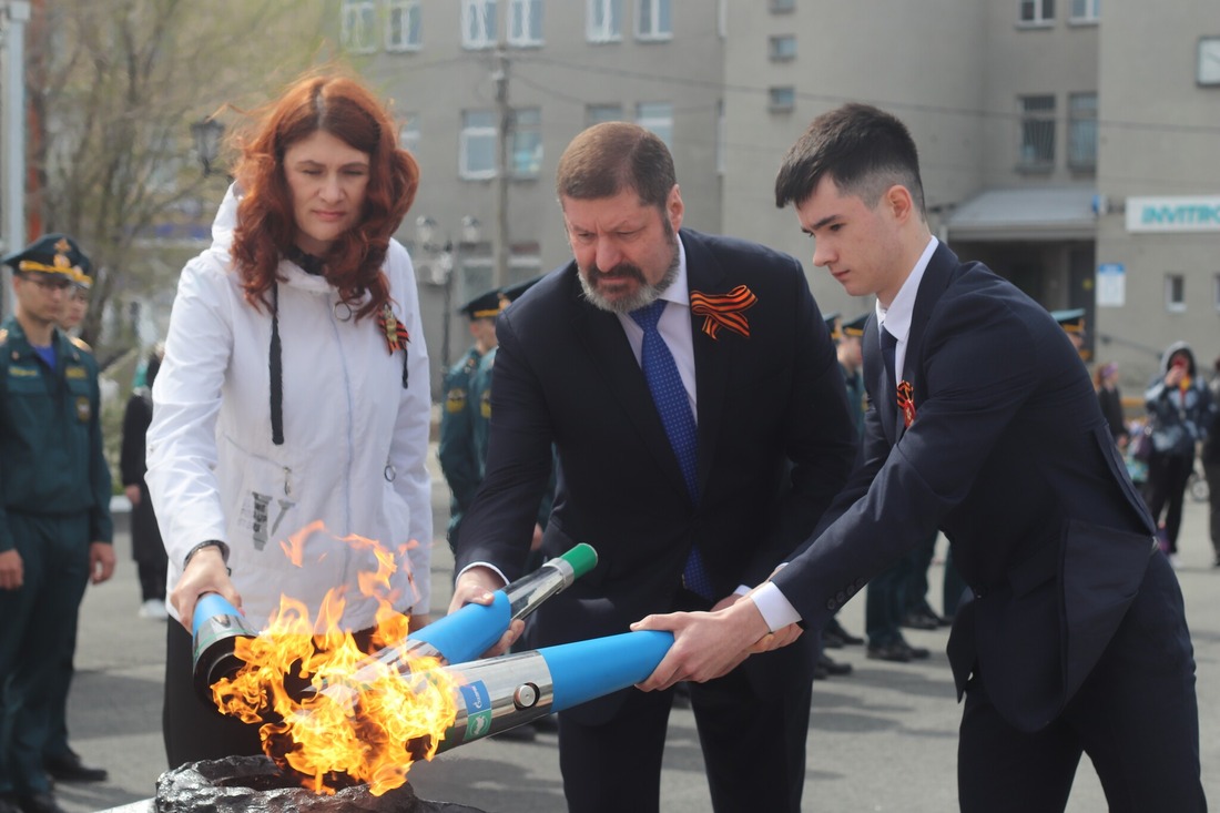 Зажжение Вечного огня в городе Шумиха, в центре — генеральный директор ООО «Газпром межрегионгаз Курган» Дмитрий Осетров