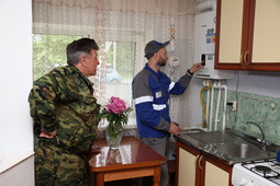 Сотрудник «Газпром газораспределение Дальний Восток» настраивает работу котла в доме жителя микрорайона «Слобода» в Уссурийске