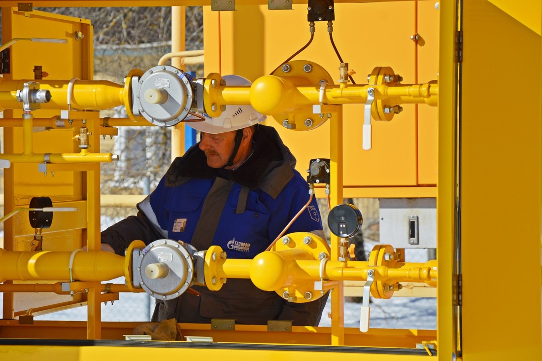 Сотрудник «Газпром газораспределение Смоленск» проводит пуско-наладочные работы на ГРПШ лицея-интерната