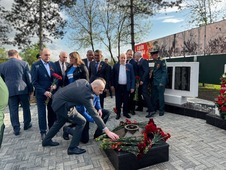 Возложение цветов к мемориалу