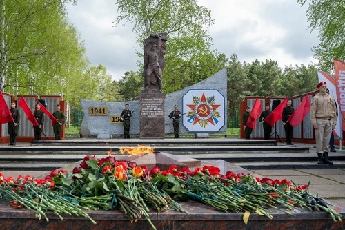 Вечный огонь на мемориале
