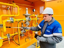 Сотрудник АО «Газпром газораспределение Рязанская область» у ШГРП в селе Красное Михайловского района Рязанской области