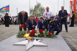Возложение цветов к горящему огню в станице Ольгинской