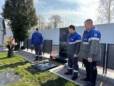 Газовики и студенты у мемориала в деревне Малая Куликовка Орловского района