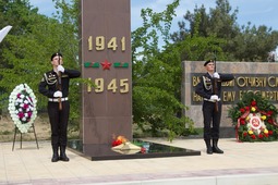 Почетный караул у мемориала