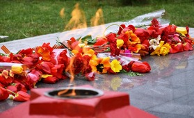 Участники церемонии возложили цветы к Вечному огню