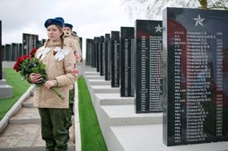 Юнамрейцы у мемориала