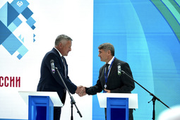 Генеральный директор Группы Газпром межрегионгаз Сергей Густов и глава Чувашской Республики Олег Николаев