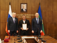 Награждение сотрудника «Газпром газораспределение Черкесск» в честь 60-летия компании