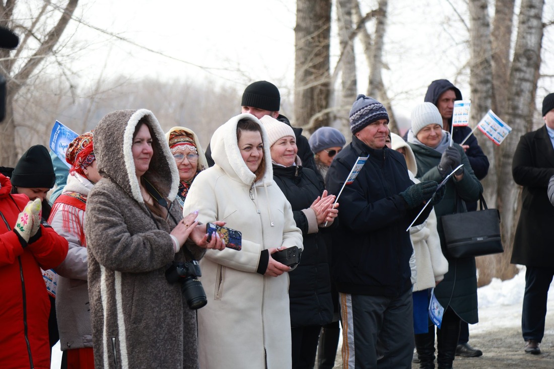 Жители села Сростки Бийского района Алтайского края на мероприятии